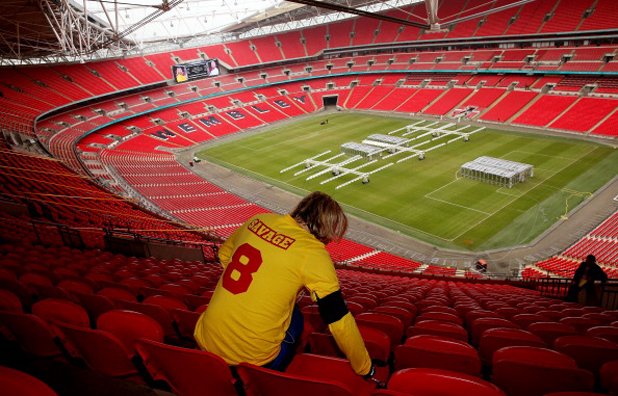 Стадионът изглежда все по-безкрайно голям, а броят на отметнатите седалки сякаш не се променя...