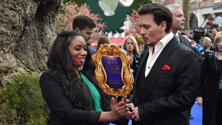 Джони Деп отново е в ролята на Лудия шапкар