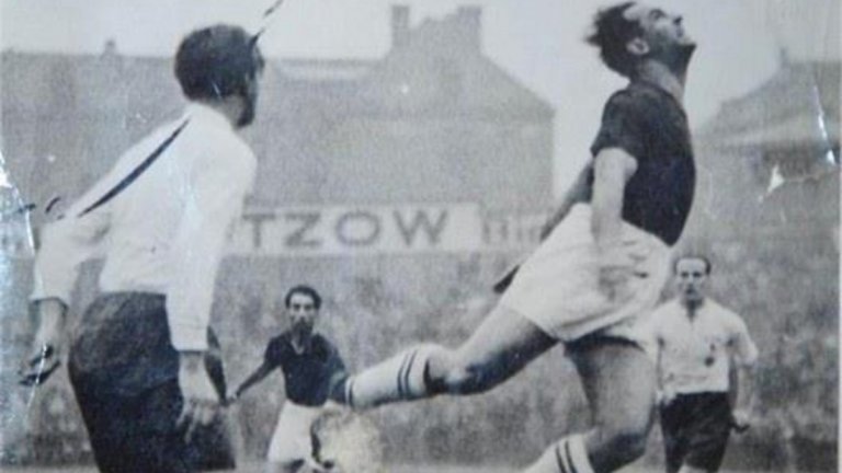 В началото на 30-те години на миналия век Външно министерство забранява издаването на международни паспорти на футболистите - а с това де факто разпуска представителния тим на България