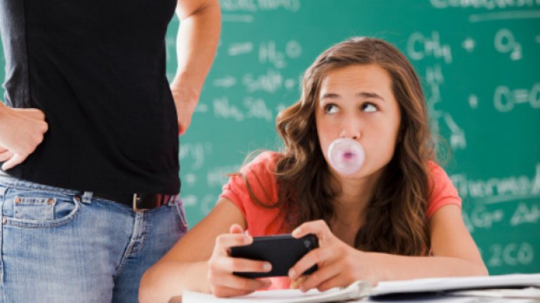 Същинският въпрос е защо изобщо учениците прибягват до мобилните телефони, вместо да си следят урока