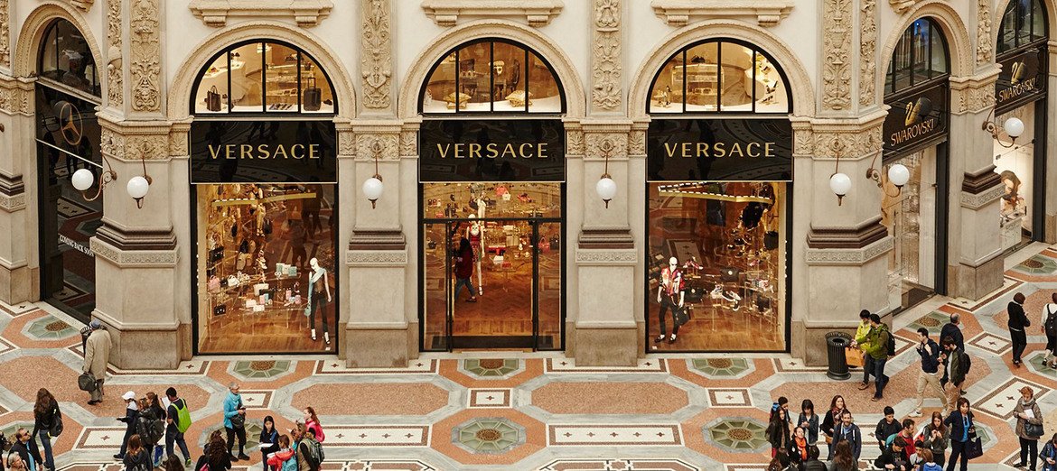 VersaceСветовната модна марка е основана от Джани Версаче през 1978 година, а главното й седалище е в Милано, оборотът за 2015-та година е 645 милиона евро. Основната колекция е Versace, като паралелно се развива Versace collection, Versus Versace  и Versace jeans. Логото е глава на Медуза, идва от римските руини, където Версаче са играли като деца. Според Версаче Медуза кара хората да се влюбят в нея безвъзвратно. Неговата надежда е била марката да има същия ефект върху хората. След убийството на Джани Версаче, с бизнеса активно се занимават сестра му Донатела Версаче и брат му Санто Версаче.