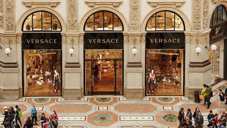 VersaceСветовната модна марка е основана от Джани Версаче през 1978 година, а главното й седалище е в Милано, оборотът за 2015-та година е 645 милиона евро. Основната колекция е Versace, като паралелно се развива Versace collection, Versus Versace  и Versace jeans. Логото е глава на Медуза, идва от римските руини, където Версаче са играли като деца. Според Версаче Медуза кара хората да се влюбят в нея безвъзвратно. Неговата надежда е била марката да има същия ефект върху хората. След убийството на Джани Версаче, с бизнеса активно се занимават сестра му Донатела Версаче и брат му Санто Версаче.