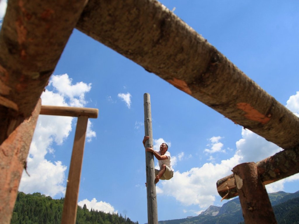 Всеки август жителите на Косово се събират да участват т. нар. Rugova Traditional Games, които включват катерене по дърво, хвърляне на камък и борба