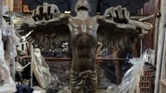 Паметникът на Завистта изобразява митологичния Икар в устрем да полети, но две ръце на скелет опитват да пречупят крилете му. Снимка: haskovo.com