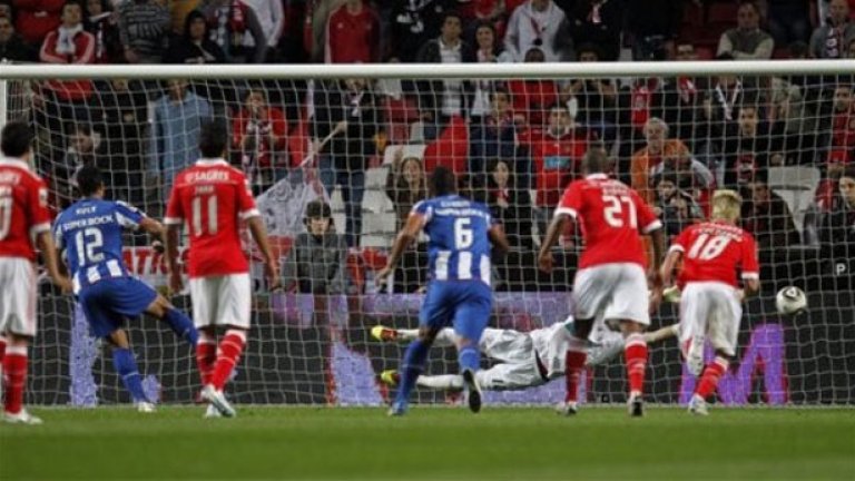Бразилският нападател Хълк отбеляза от дузпа победното попадение за Порто в дербито с Бенфика в Лисабон на 4 април 2011, завършило 2:1 за "драконите"