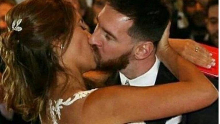 Целувка за историята.