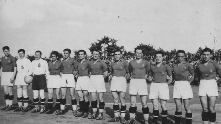 Невиждана драма на стадион „Юнак”
България – Югославия 3:3
24 юни 1935 г., стадион „Юнак”, София
Последен двубой за Балканската купа, игран пред 25 000 зрители. Гостите, които тогава са от големите футболни сили, повеждат бързо с два гола на Благое Мариянович и Джордже Вуядинович. След това обаче се развихря Любомир Ангелов – Старото, бомбардировачът на столичния АС-23. До почивката Старото изравнява резултата, а след това извежда България напред с трети гол. Народът по трибуните хвърля шапки и брои минутите до края, предвкусвайки победата. 
Точно тогава обаче една грешка на варненския защитник Оник Харипян довежда до изравнителния гол на Вуядинович за 3:3.
След мача организаторите дълго време не могат да определят кой трябва да бъде носител на Балканската купа, тъй като в онези години няма продължения и дузпи. България и Югославия имат по 5 точки, затова трябва да се гледа головата разлика. На нашите тя е 12:5, докато югославската е 11:4. И двата тима са плюс 7 гола. Онези искат трофея с аргумента, че головата разлика трябва да се смята с делене между вкарани и получени голове, а не чрез изваждане. По този показател техният коефициент е 2.75 срещу 2.40 за България. Стига се до скандал, след който трофеят първоначално е присъден на Югославия. Година по-късно, след жалба от наша страна, организаторите решават, че Балканската купа се полага на България и трофеят е докаран в София.