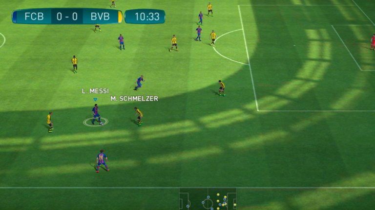 Pro Evolution Soccer 2017 (iOS, Android/безплатна)

След като даде известна преднина на своя конкурент FIFA на мобилния фронт, футболната игра PES 2017 най-сетне се появи за смартфони и таблети през май. Играта има същия енджин като конзолната версия и изглежда доста добре, стига да имате достатъчно мощно устройство. Тъч управлението е интуитивно и не след дълго с поредица почуквания и плъзвания с пръста ще може да изпълнявате дълги и къси пасове, центрирания и точни изстрели. Системата е доста гъвкава и определено по-добра в сравнение с виртуалния джойстик и бутони. Големият недостатък е, че липсва кариерен режим. Вместо това, ще прекарвате времето си в създаването на собствен отбор-мечта в PES версията на FIFA Ultimate Team. Това включва купуване и продаване на играчи, тренировки и избиране на подходяща тактика за срещата. Има и силно застъпен мултиплейър режим.
