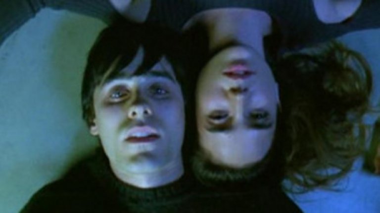 "Реквием за една мечта" (2000), реж. Дарън Аронофски
Мелодраматичната трагедия на Аронофски е брутална демонстрация на виртуозна режисура. Представяйки неизмеримите върхове и бездънните дълбини на наркотиците и пристрастеността, "Реквием за една мечта" отива много отвъд което и да е предупреждение за опасностите от тях с ужасяващо изкривената си визия, сърцераздирателен сценарий и епична музика.
Филмът проследява съдбата на четирима герои - Хари (Джаред Лето), майка му Сара (Елън Бърстин), гаджето на Хари, Марион (Дженифър Конъли) и най-добрият приятел на Хари и партньор в дилърството на дрога Тайрон (Марлон Уейънс). Всеки от героите се бори да реализира своите амбиции, но в крайна сметка е победен от пристрастеността си към дрогата: Хари, Марион и Тайрон от хероина, а Сара от амфетамините, маскирани като хапчета за отслабване.
Аронофски подчертава употребата на наркотици с периодични близки планове на героите, инжектиращи или поглъщащи избраната от тях дрога. Виждаме изграждащата се рутина и как тя води до окончателното падение на героите. Визуалните и слухови халюцинации изобилстват, докато героите се опитват да се придържат към целите си, и в някои случаи, към реалността. Падението на всеки от героите е прекрасно илюстрирано чрез майсторската режисура на Аронофски, с подчертаване на изкривяването на реалността, свързано с употребата на наркотици.