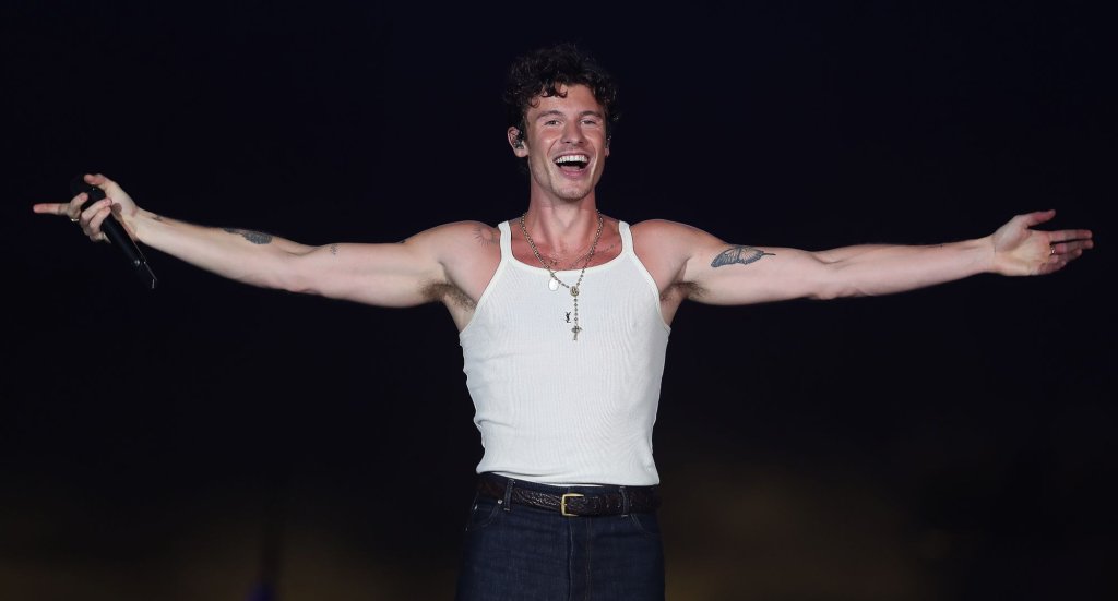 Шон Мендес
Високият 1,90 м канадски изпълнител трудно може да остане незабелязан от женската аудитория. Сексапилът му се открои още по-силно през последната година, когато все повече дами започнаха да ценят излъчването на т.нар. soft boys – миловидни мъже, които не демонстрират агресивната енергия на алфа.