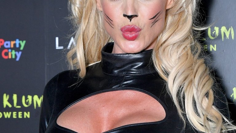 Моделът Виктория Силвстед е открила котешкото в себе си.