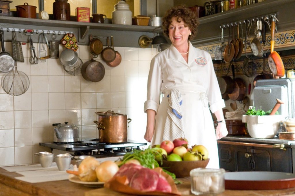 "Джули и Джулия" (Julie and Julia)
Ейми Адамс е Джули – любителка на кулинарията, за която готвенето на засукани ястия е бягство от реалността. Мерил Стрийп пък е легендата на готвенето Джулия Чайлд, за която суперлативите са излишни. В опит да започне ново хоби, Джули решава да сготви всички рецепти от дебелата книга на Чайлд. Пред какви предизвикателства е преминала една от най-популярните водещи на кулинарни предавания и какво ще научи за себе си Джули – ще видите в един удивително ведър и оптимистичен филм.