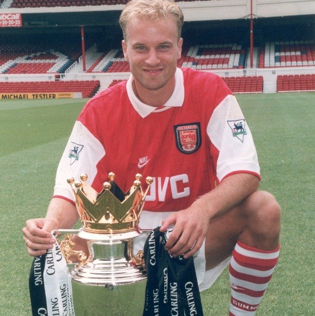 През 1998 година Бергкамп спечели титлата с Арсенал