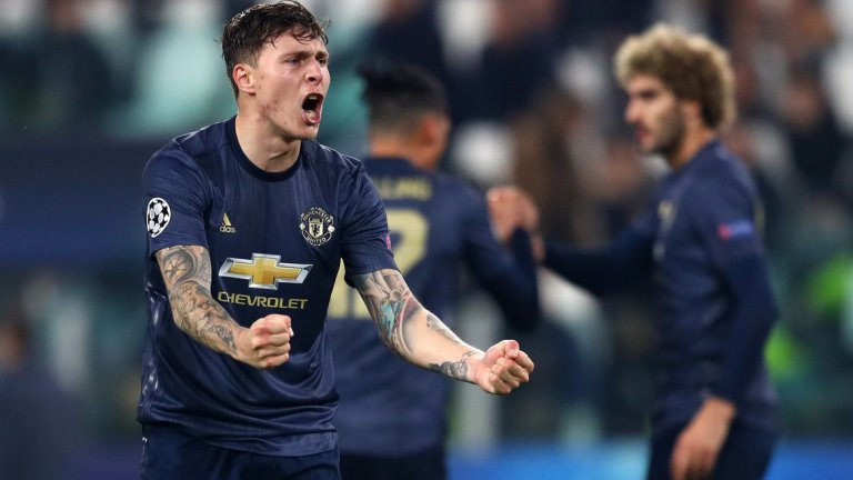 Виктор Линдельоф
Едва ли би искал да си спомня първия си сезон на "Олд Трафорд", но след страхотното Световно първенство, което изнесе за Швеция, видимо израсна и за клубния си отбор. Представянето му беше доста по-добро, но продължаваше да е нервен на моменти при Моуриньо и да страда от цялостната нестабилност на защитата, а Юнайтед не спираше да пуска голове. При Солскяер Линдельоф неизменно е титуляр във Висшата лига и се превръща в лидер на защитата, спокоен е с топка в краката и започна по-смело да се включва в атака. Шведът добива образа на доминантния централен бранител, от който "червените дяволи" се нуждаят.