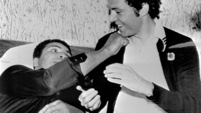 Снимка от още по-старите ленти: Мохамед Али „пробва“ деснячката си срещу Франц Бекенбауер.