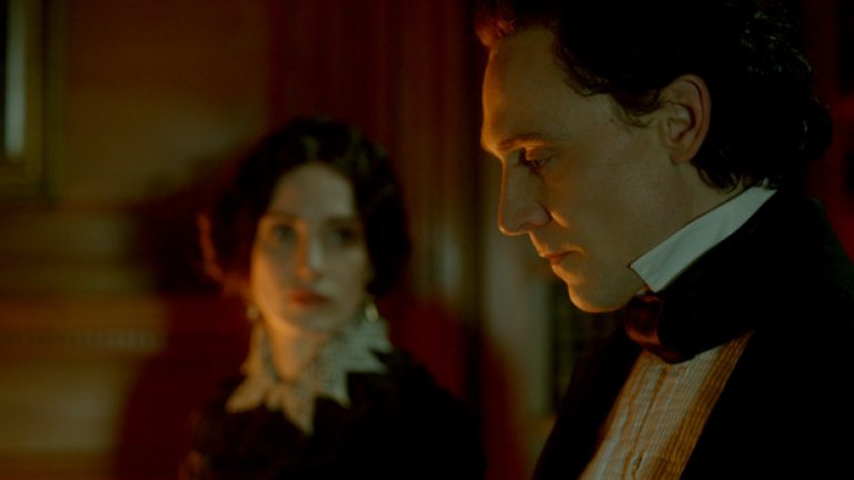 Crimson Peak
Понякога изглежда, че Гийермо Дел Торо не знае дали предпочита да ни възхити, или да ни уплаши. Затова най-добре е когато прави и двете, какъвто е случаят с Crimson Peak. 
Мия Вашиковска, Том Хидълстън и Джесика Частейн превеждат зрителите през безжалостна и изненадващо кървава любовна история с невероятна готическа визия и достатъчно убедителен, макар и предсказуем, психологически сблъсък.
