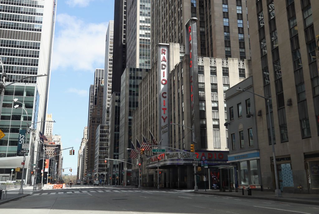 Шесто авеню в Ню Йорк по думите на живеещи там никога не е било толкова празно. Сравняват града дори със сцена от апокалиптичен филм. Снимка от 2 април.
