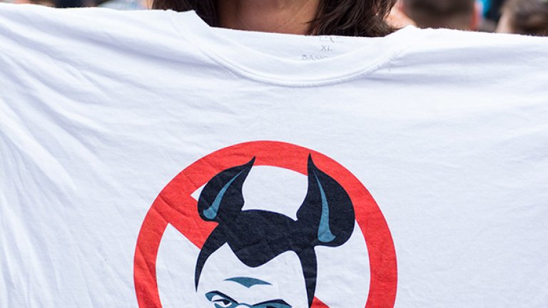 Граждани бият прасета