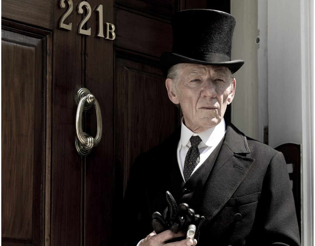 Г-н Холмс 
Шерлок Холмс е на 90 години, отглежда пчели и живее в отдалечено имение. До него имат достъп само гувернантката му и нейният малък син. Тайно от всички синът открива стар записан случай на Холмс и историята на един мъж, една жена и едно уб