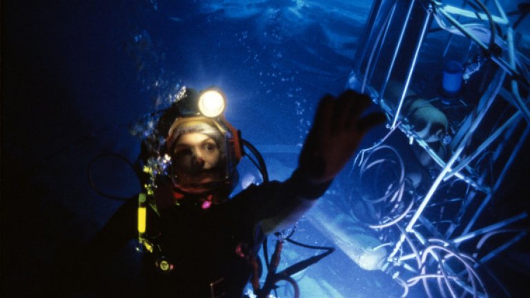 Бездната / The Abyss (1989 г.)

Започваме с класиката, от времената преди Камерън да стане "онзи Камерън с Джак и Роуз и сините извънземни". Научнофантастичният филм разказва за американска подводница, която потъва близо до Кайманската падина - най-ниската точка на Карибско море. Правителството на САЩ изпраща спасителен екип с частна експериментална платформа. Това, което откриват под водата, обаче ще изненада всички - разумна форма на живот, която може да се окаже смъртоносна за целия екипаж.

