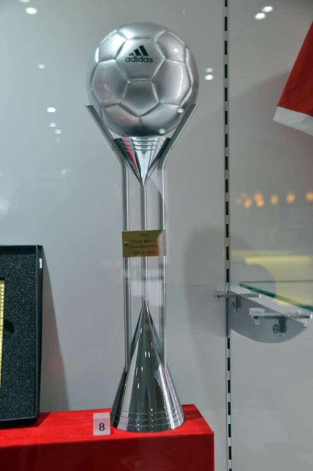 Не всички от нещата в експозицията са спомен за победи. Това е купата, спечелена за второ място на Световното клубно първенство, когато Ливърпул загуби от Сао Пауло на финала с 0:1 през 2005 г.