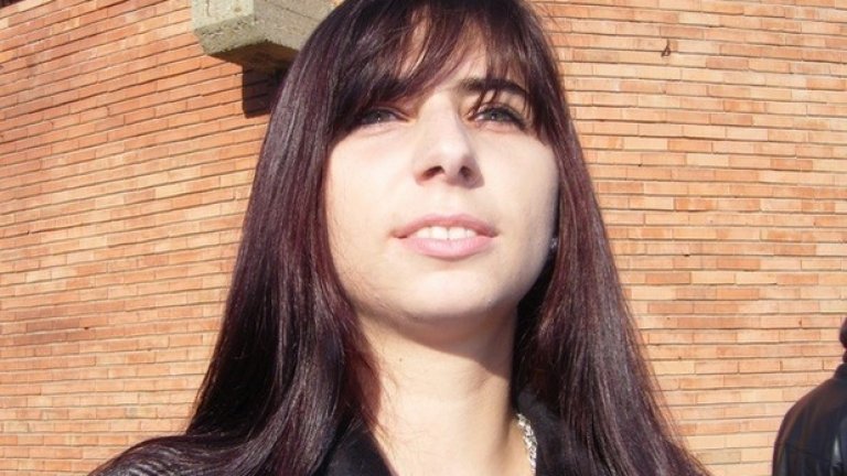 Мариана Пенчева за това, че отглежда 10 деца от бедни семейства, след като приютът, в който са живели, затваря врати.
Мариана Пенчева се превръща във втора майка на десет деца от крайно бедни семейства, след като приютът, в който са били настанени, затваря врати. Младата учителка решава да приеме децата в дома си и вече година и половина се грижи за тяхното образование, възпитание и препитание. Двайсет и осем годишната Мариана не приема, че бедността може да бъде причина да прекъснеш училище и да имаш ограбено детство. Така тя успява да уреди необходимите документи и да запише децата в няколко училища във Велико Търново, да ги отглежда със собствени средства и помощта на семейството си, да ги възпитава, учи на добродетели и да развива тяхната артистичност и дарби. Подържа връзка с родителите на децата, които са в крайно бедно положение. Мариана вярва, че това, което прави е напълно нормално и не търси медиен шум. Историята на това семейство стана известна, поради необходимостта на децата от маратонки и раници на новата учебна година