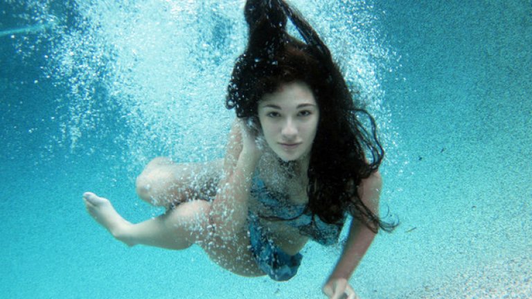 Плуване
Русалките не съществуват в действителност, но плуването може да поведе човечеството в тази посока, нали?