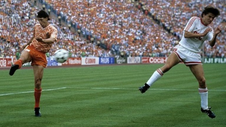 1. Голът на Ван Бастен срещу СССР на Евро 1988
Най-паметният гол на всички европейски първенства дойде през 1988 г. Той бе дело на Марко ван Бастен, който със знаменитото си воле на "Олимпиащадион" наказа СССР и осигури европейската титла за "лалетата".
Арнолд Мюрен центрира отляво, но изглеждаше, че подаването не предвещава никаква опасност. Но Ван Бастен посрещна кълбото от въздуха и го заби със страшна сила във вратата на руснаците.
"Дори да я удари така още хиляда пъти, никога няма да вкара същия гол", твърдеше капитанът на холандците Рууд Гулит. 