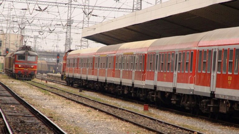 Два влака се сблъскаха до Драгоман, има 15 ранени