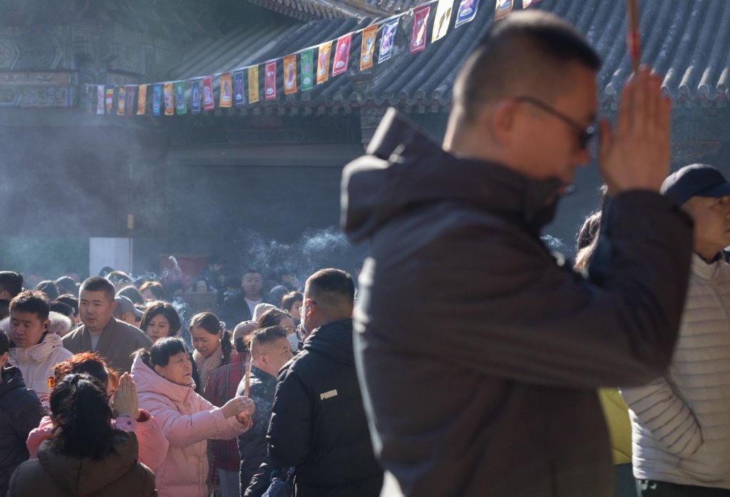 Китай посрещна Годината на Огнения кон (Снимки)