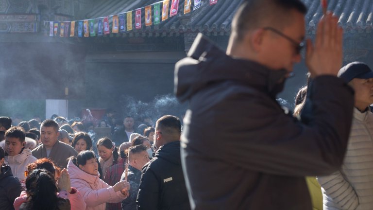 Китай посрещна Годината на Огнения кон (Снимки)