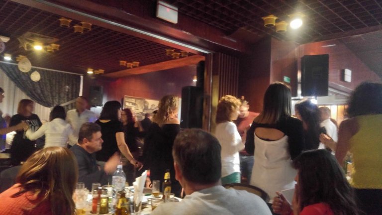 Тук пият и се бият заедно българи, цигани, турци и оня заблуден холандец, дето обикаляше Европата на колело.