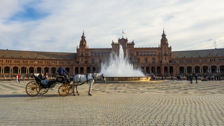 Plaza de Espana е основна забележителност в Севиля.