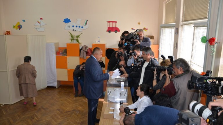 "Първата задача - да спре това безвремие" - Бойко Борисов гласува на парламентарните избори.