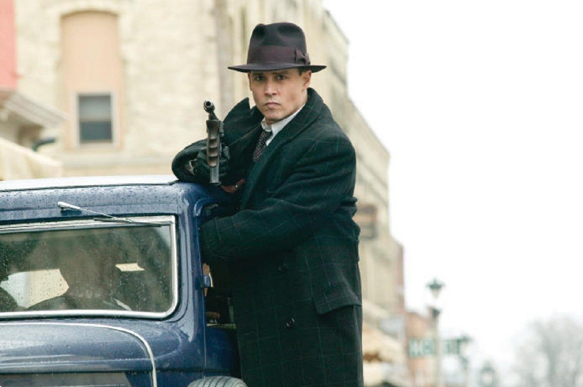 7. Обществени врагове / Public Enemies (2009) – Режисьорът Майкъл Ман пренесе на екран друг популярен гангстер от онова време – Джон Дилинджър (Джони Деп). Тук виждаме последните му години, в който той се превръща в една от основните цели на ФБР. Добре написаният сценарий помага публиката да симпатизира на Дилинджър, без да оправдава напълно престъпните му постъпки.