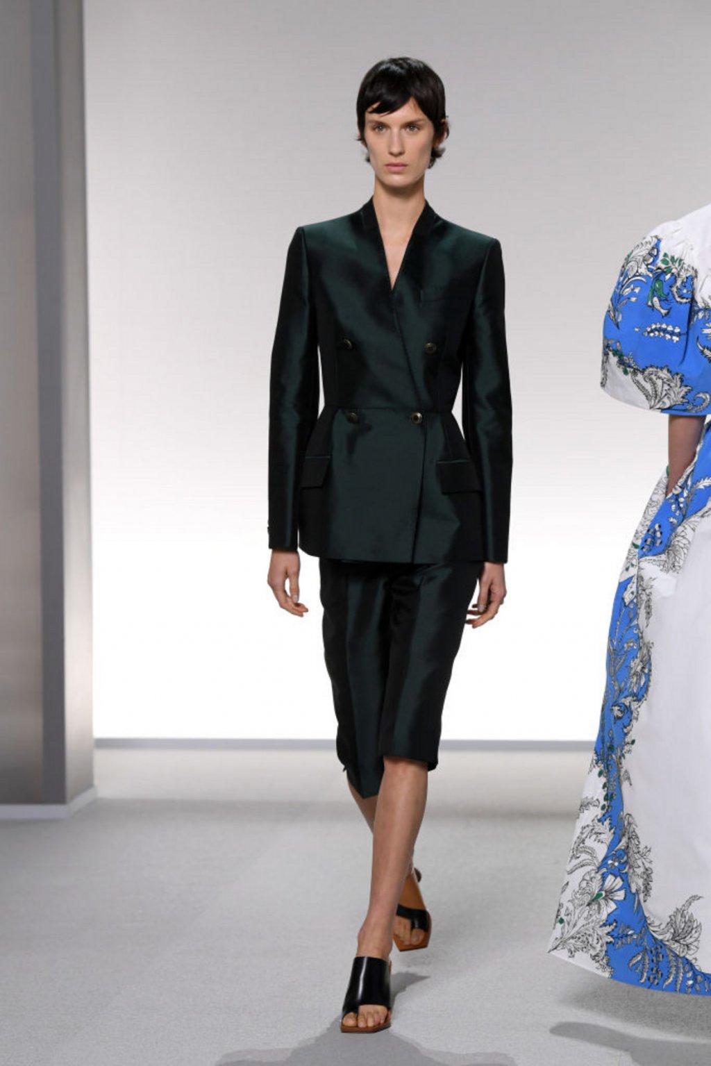 Бизнес бермуди 
Ако мисълта за късите панталони не ви се нрави, може да посрещнете по-добре идеята за т.нар. бермуди. 
На снимката: модел на Givenchy