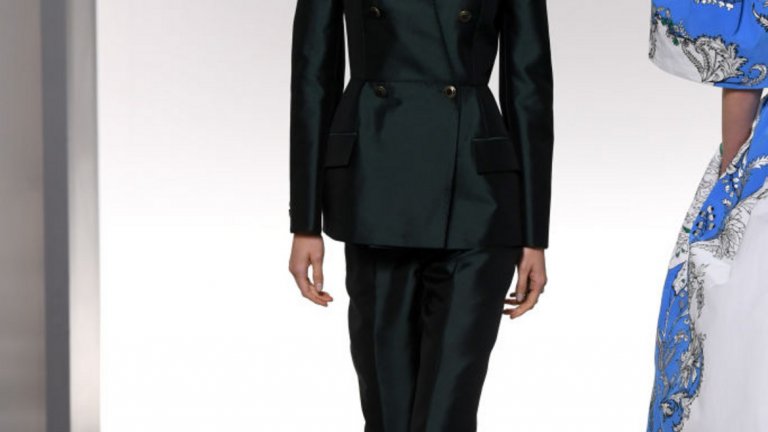 Бизнес бермуди 
Ако мисълта за късите панталони не ви се нрави, може да посрещнете по-добре идеята за т.нар. бермуди. 
На снимката: модел на Givenchy