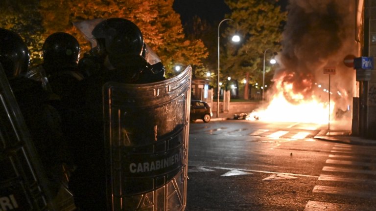 Разбити магазини и коктейли "Молотов" - резултатът от недоволството на италианците
