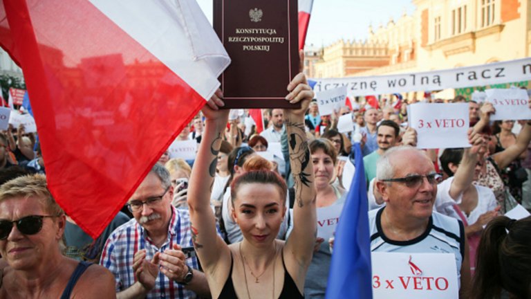 Протестиращите държат конституцията и искат вето на закона, поставящ в зависимост съдебната система.