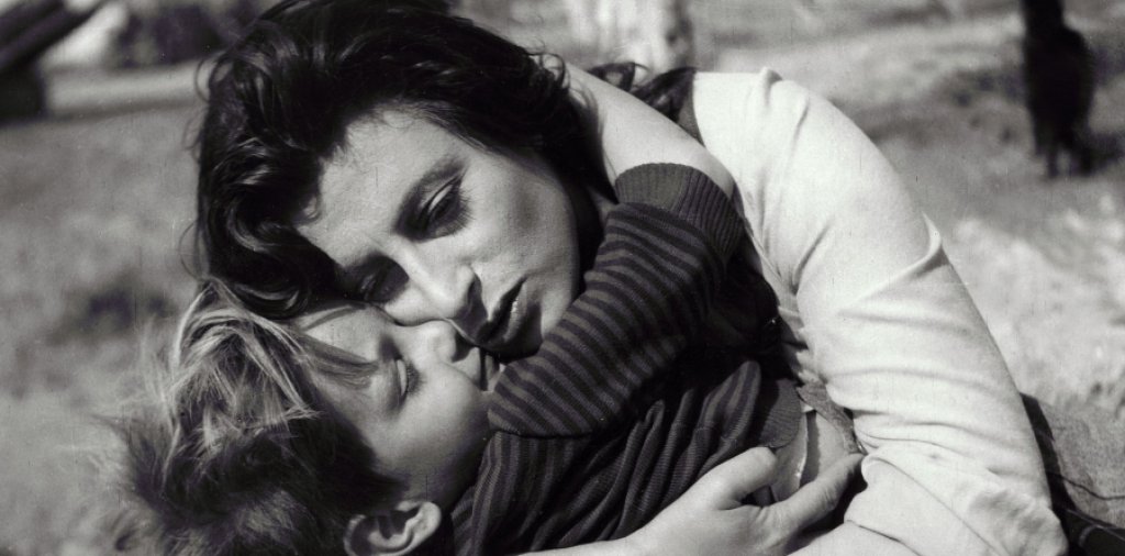 Ана Маняни в „Мама Рома“
Филмът на Пиер Паоло Пазолини „Мама Рома“ (Mamma Roma, 1962) разказва за проститутка, която има 16-годишен син и се опитва да започне нов живот. Израснала в бедност в Рим, след войната Ана Маняни внезапно е