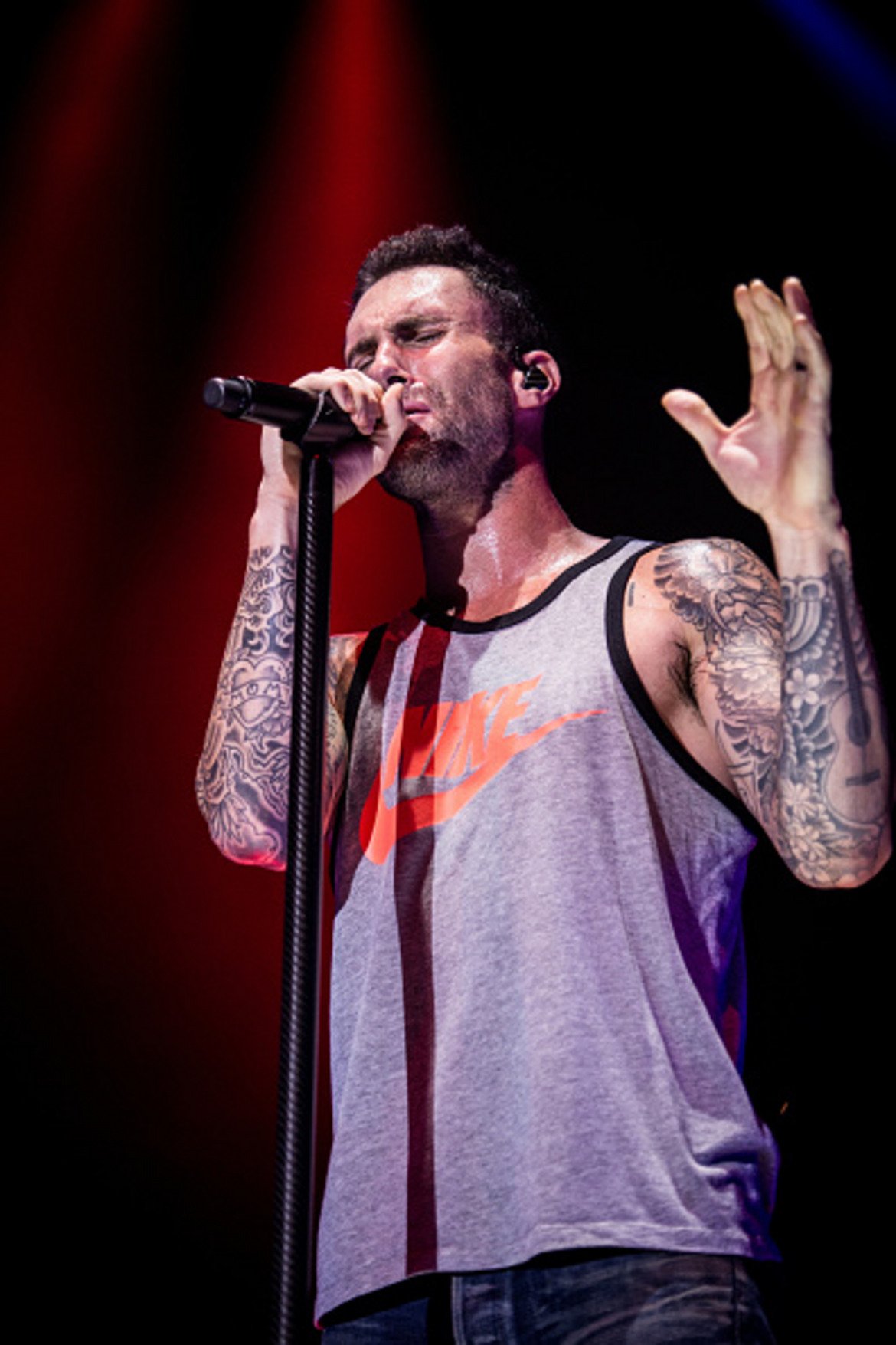 За фронтменът на Maroon 5 Адам Ливайн потникът е нещо като сценична униформа, най-вероятно за да показва "ръкавите" от татуси. Позволено му е, но не само заради татуировките.