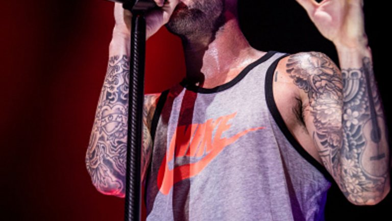 За фронтменът на Maroon 5 Адам Ливайн потникът е нещо като сценична униформа, най-вероятно за да показва "ръкавите" от татуси. Позволено му е, но не само заради татуировките.