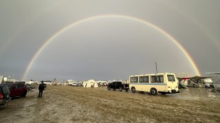 Как Крис Рок и DJ Diplo се измъкнаха от блокирания фестивал Burning Man