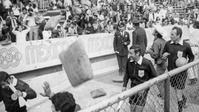 Мексиканец съсипва олимпийския финал
България – Унгария 1:4, 26 октомври 1968 г., Мексико Сити
На олимпийските игри в Мексико `68 българският национален отбор на треньора Георги Берков стига чак до мача за титлата. В полуфинала храбреците от България бият мексиканските домакини пред 50 000 техни привърженици с 3:2 след три страхотни гола на Петър Жеков, Начко Михайлов и Цветан Веселинов-Меци. Финалният двубой срещу Унгария се провежда пред 75 000 зрители на стадион „Ацтека” в столицата Мексико Сити. След 20 минути игра България вече води с гол на Веселинов. В този момент на сцената излиза мексиканският арбитър Диего де Лео. Отначало гони Веселинов за нищо. После абсурден червен картон получава и Кирил Ивков след двубой за топката във въздуха с унгареца Дуляй. Разгневен, Начко Михайлов хвърля топката и за беда уцелва рефера по главата. И на него червен! Останали с 8 души на терена, българите губят с 1:4. 
Мексиканската публика побеснява срещу сънародника си. Налага се играта да бъде спряна, тъй като ядосаните зрители хвърлят към терена възглавничките си за сядане. Световната преса настръхва срещу несправедливостта. „Диего де Лео провали олимпийския финал, който иначе се очертаваше да бъде много интересен”, коментира „Франс Футбол”. Знаменитият английски журналист Брайън Гленвил пише специална статия в испанското издание „Мундо Депортиво” за двойния аршин на Де Лео. Българските футболисти плачат при награждаването, докато им окачват сребърните медали. Малката им утеха поне е, че същата вечер борецът Боян Радев катурва румънеца Мартинеску на тепиха и печели втората си олимпийска титла.
