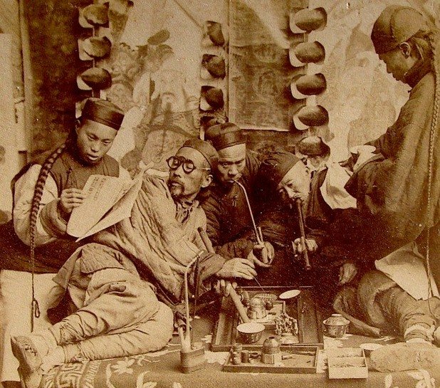 Пушене на опиум в Кантон, Китай, около 1900-та година

