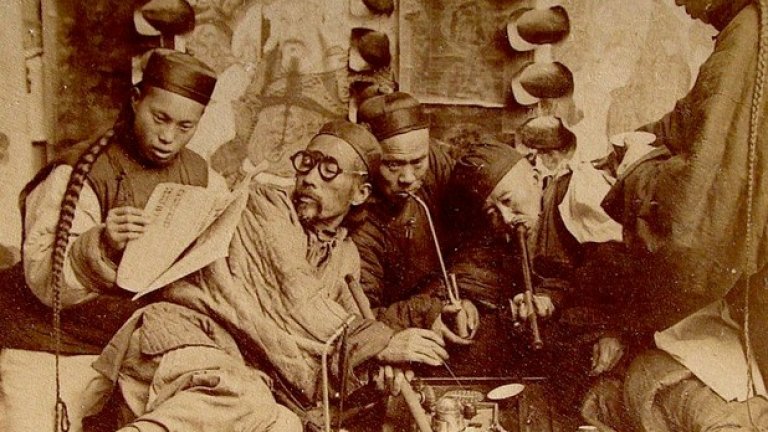 Пушене на опиум в Кантон, Китай, около 1900-та година

