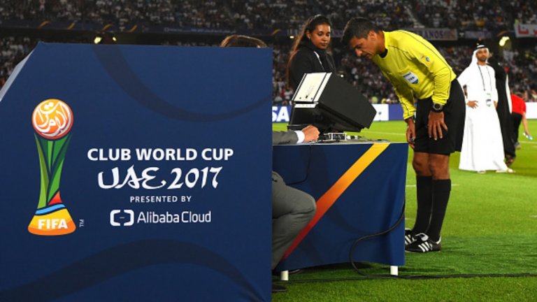 6. Видео повторенията са само инструмент в ръцете на съдията
Самото повторение „няма думата“, както ястребовото око в тениса, например. Единствено съдията може да интерпретира картината по свое усмотрение, след което евентуално да промени решението си.