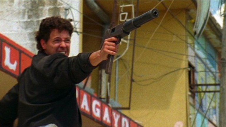 "Мариачи" (El Mariachi, 1992)
Един мариачи е объркан с престъпник и му се налага да се крие от бандити, които се опитват да го убият. В общи линии така може да бъде описана първата част от трилогията "Мексико" на режисьора Робърт Родригез. Филмът е заснет за около 7000 долара, което вероятно го прави най-нискобюджетното заглавие в този списък. И въпреки очевидната липса на финанси филмът е гледаем, тъй като в него има всичко необходимо за доброто кино, а именно хумор, насилие и добра игра. Изненадващият интерес към "Мариачи" заработва 2 млн. долара на екипа. Впечатляваща инвестиция, като се замислиш.