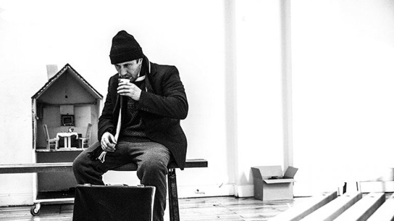 Задачата на Неда Соколовска е да ги представи достоверно