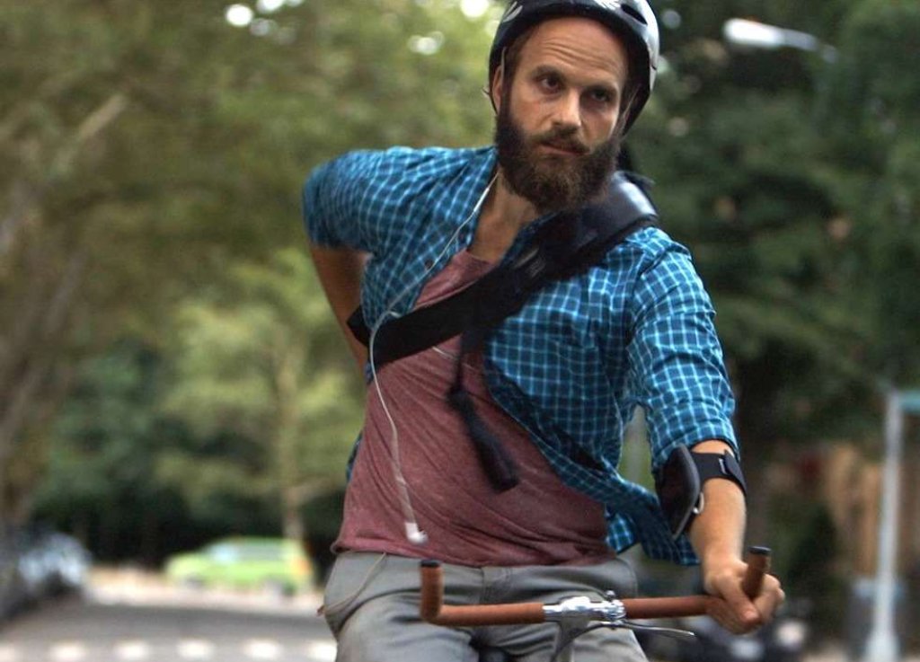 „High Maintenance“ (HBO) 
Комедията разказва за това колко различни хора са свързани един с друг чрез пласьора си.